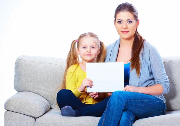 Mujer con niña sosteniendo tarjeta en blanco —  Fotos de Stock