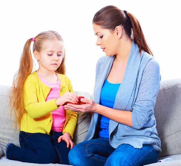 Mom gives girl red apples — Stock Photo, Image