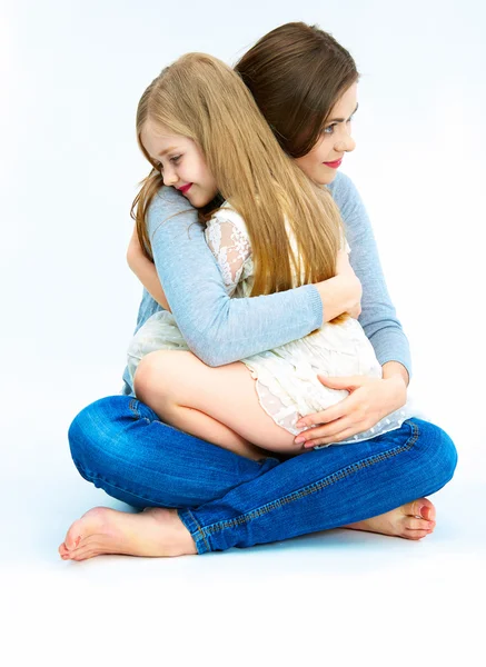 Liten flicka och mamma kramas — Stockfoto