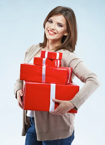 Kadın kırmızı hediye kutuları tutar — Stok fotoğraf