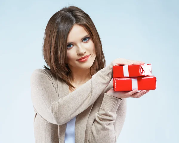 Mujer sostiene cajas de regalo rojas — Foto de Stock