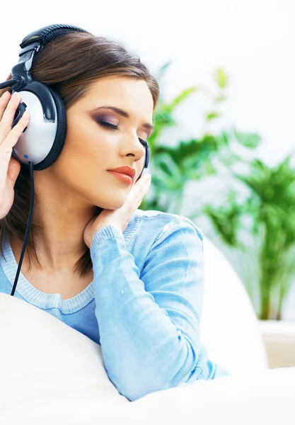 Mujer escuchando música —  Fotos de Stock