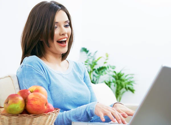 Frau benutzt Laptop — Stockfoto