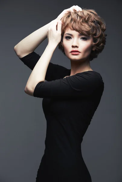 Model in zwarte jurk — Stockfoto