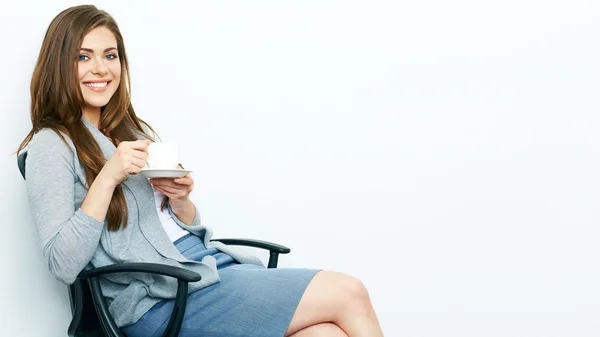 Zakenvrouw ontspannen met een koffiekopje — Stockfoto