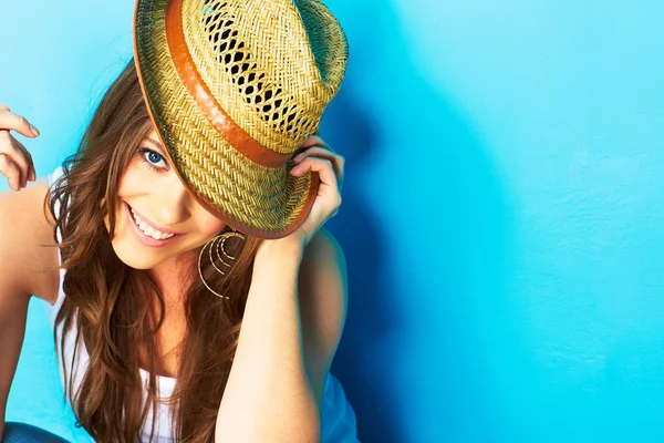 Uśmiechający się w słomkowym kapeluszu — Zdjęcie stockowe