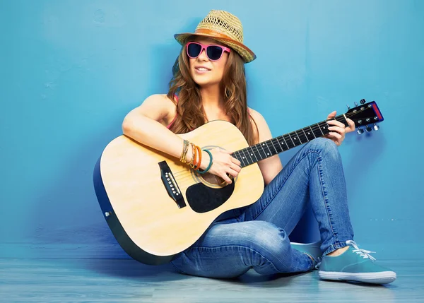 Jeune femme assise avec guitare — Photo