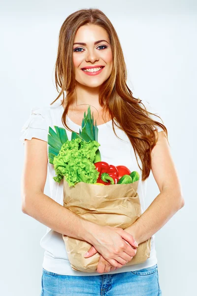 Mujer con comida vegana en bolsa — Foto de Stock