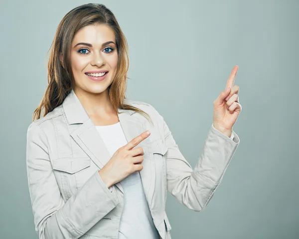 Empresária mostrando lugar de publicidade — Fotografia de Stock