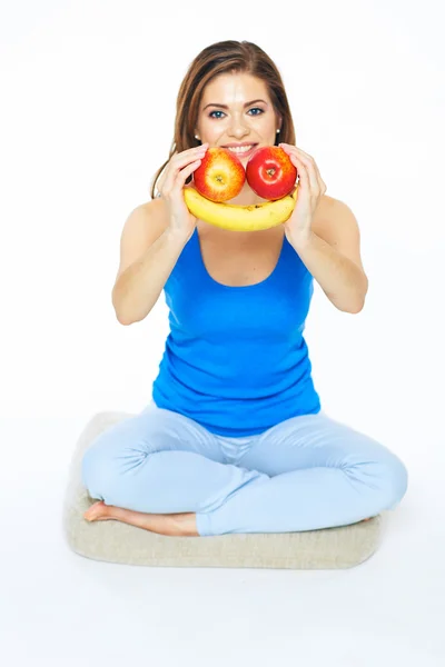 Mulher segurando sorriso de frutas — Fotografia de Stock