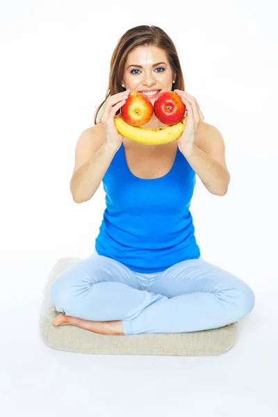 Mujer sosteniendo sonrisa de frutas — Foto de Stock