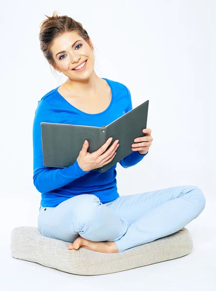 Mulher feliz segurando livro — Fotografia de Stock