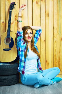 gitar ile oturan kız