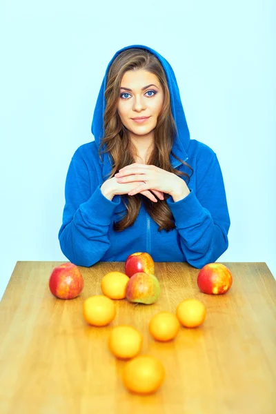 Mujer con manzanas y naranjas — Foto de Stock