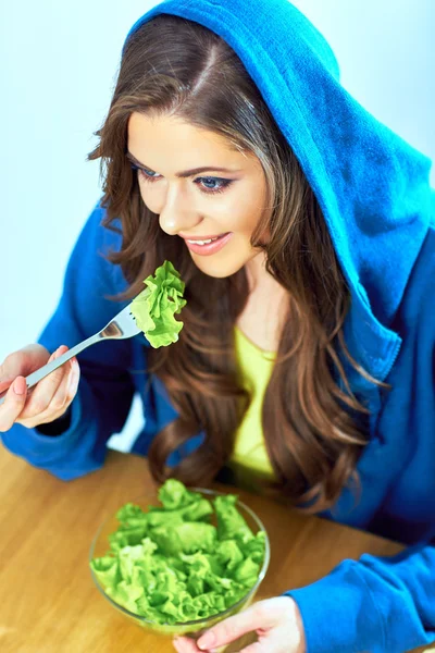 Menina comendo salada — Fotografia de Stock