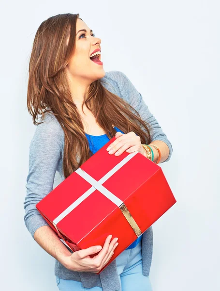 Frau hält große Geschenkbox — Stockfoto