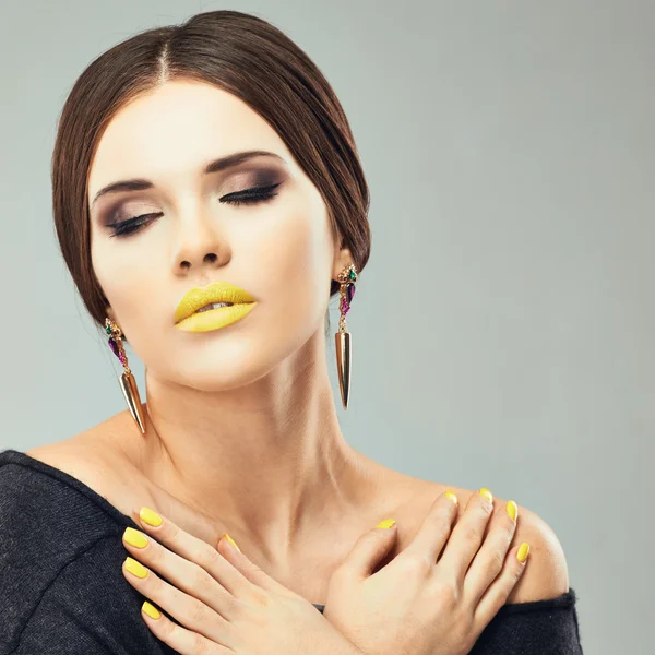 Kvinna med gula läppar och naglar — Stockfoto