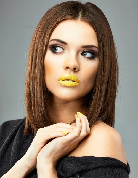 Vrouw met gele lippen en nagels — Stockfoto