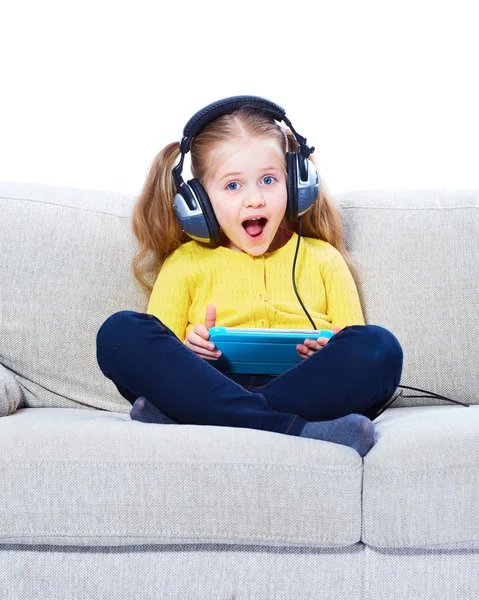 Girl on sofa with tablet — Stock Photo, Image