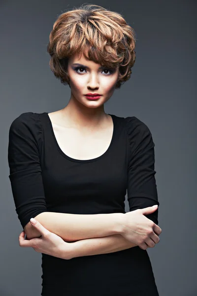 Model in zwarte jurk — Stockfoto