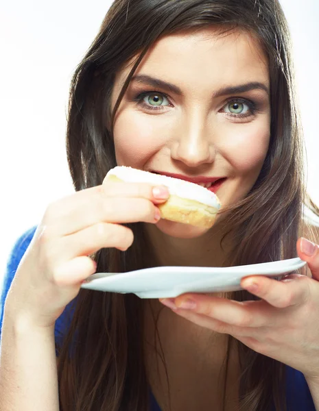 Frau isst Donut — Stockfoto