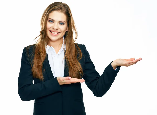 Mujer de negocios sonriente mostrando espacio de copia —  Fotos de Stock