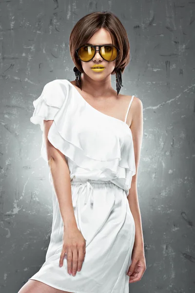 Женщина с короткими волосами и желтыми солнцезащитными очками — стоковое фото