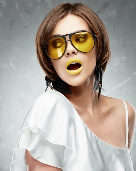 Femme aux cheveux courts et lunettes de soleil jaunes — Photo