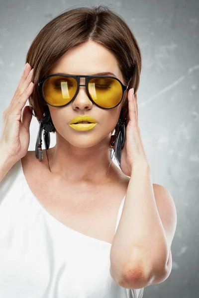 Жінка з коротким волоссям і жовтими сонцезахисними окулярами — стокове фото