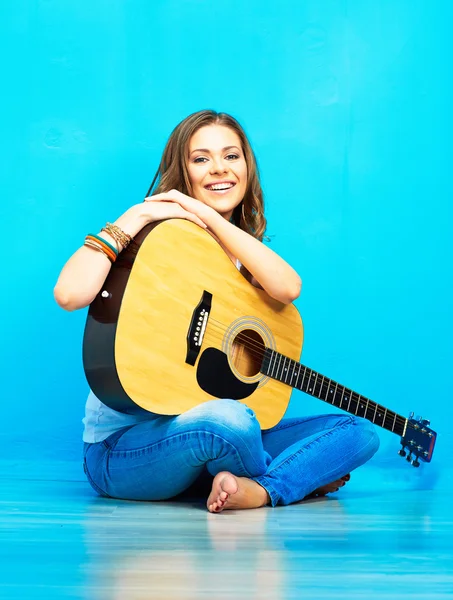 Žena sedí s kytarou — Stock fotografie
