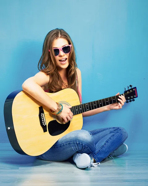 Ung kvinna sitter med gitarr — Stockfoto