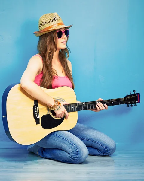 Молодая женщина сидит с гитарой — стоковое фото