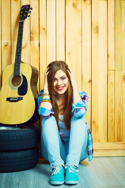 Dziewczyna siedzi z gitara — Zdjęcie stockowe