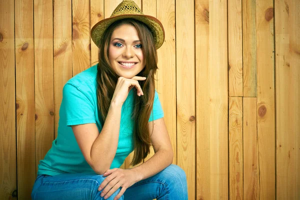 Country style kvinna i hatt — Stockfoto