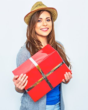 Kadın büyük hediye kutusu tutar