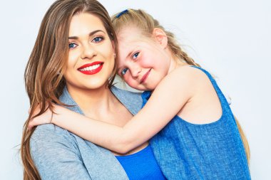 Anne ve kızı sarılma