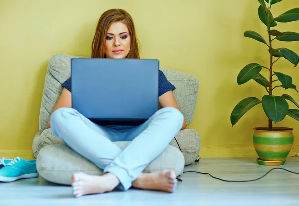 Jonge vrouw met laptop — Stockfoto