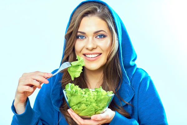 Menina comendo salada — Fotografia de Stock