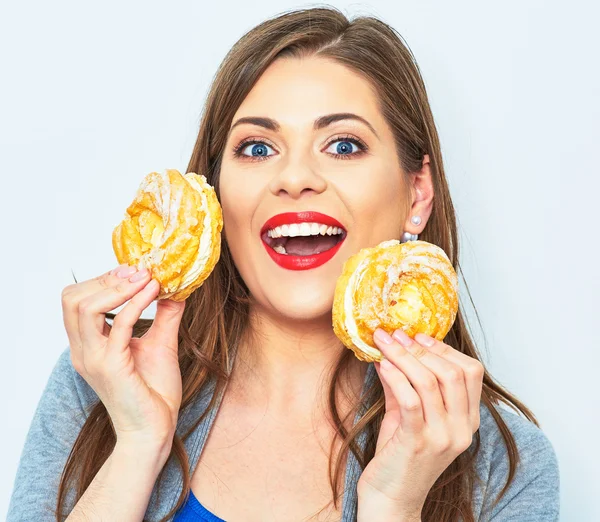 Mulher feliz com dois bolos — Fotografia de Stock