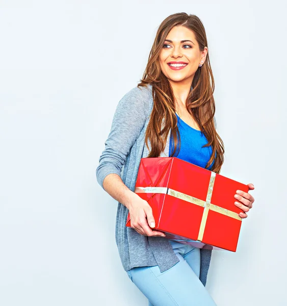 Vrouw houdt grote geschenkverpakking — Stockfoto