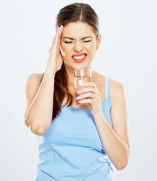 Mujer con dolor de cabeza sostiene el agua — Foto de Stock