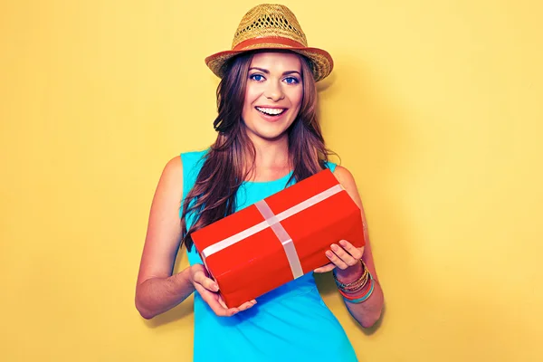 Vrouw poseren met de doos van de gift — Stockfoto