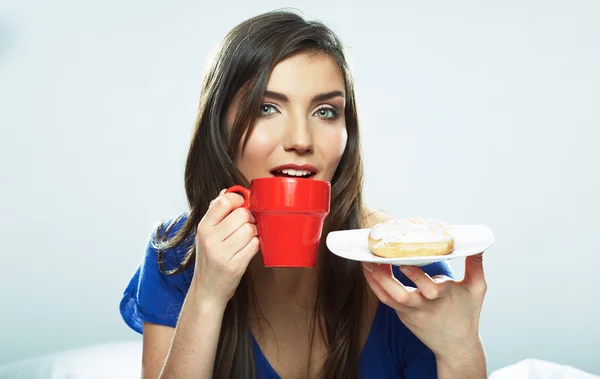 Vrouw donut eten — Stockfoto