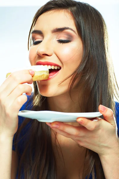 Kvinna äta donut — Stockfoto