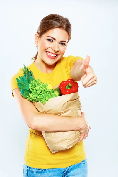 Mujer sostiene bolsa con verduras — Foto de Stock