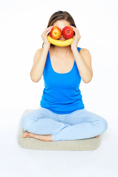 Mujer sosteniendo sonrisa de frutas — Foto de Stock