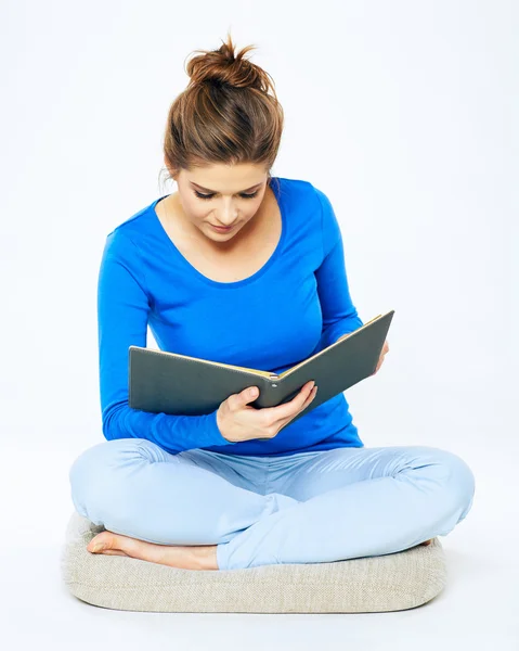 Étudiant assis avec livre ouvert — Photo