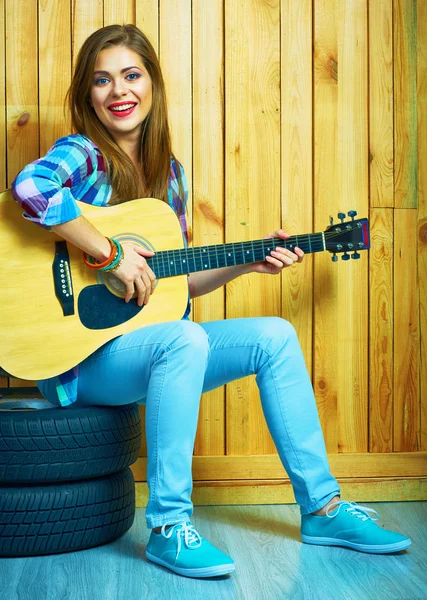 Flicka med akustisk gitarr — Stockfoto