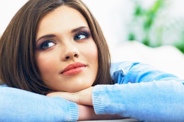 Evde gülümseyen kadın