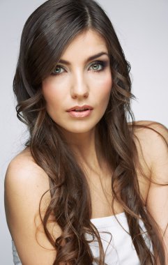 güzel bir kadın olan saç modeli